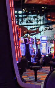 Antarmuka aplikasi mobile luwakpoker menampilkan dashboard sportsbook dan live dealer